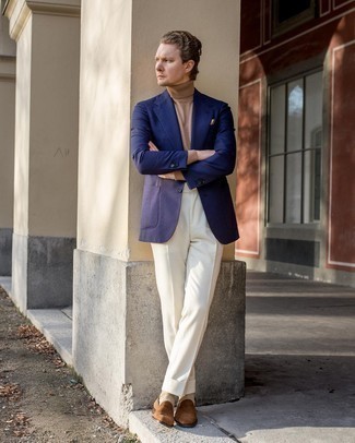 Hellbeige Rollkragenpullover kombinieren – 500+ Herren Outfits: Tragen Sie einen hellbeige Rollkragenpullover und eine weiße Anzughose für einen stilvollen, eleganten Look. Ergänzen Sie Ihr Look mit braunen Wildleder Slippern.