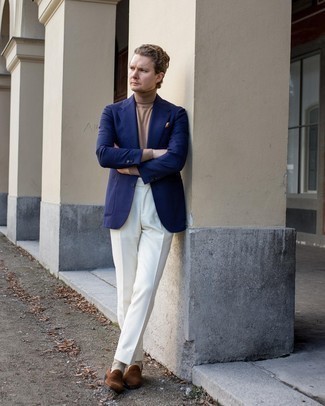 Hellbeige Rollkragenpullover kombinieren – 500+ Herren Outfits: Kombinieren Sie einen hellbeige Rollkragenpullover mit einer weißen Anzughose für eine klassischen und verfeinerte Silhouette. Vervollständigen Sie Ihr Look mit braunen Wildleder Slippern.