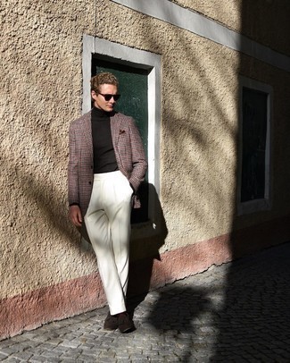 Pullover kombinieren – 500+ Elegante Herren Outfits warm Wetter: Kombinieren Sie einen Pullover mit einer weißen Anzughose, um vor Klasse und Perfektion zu strotzen. Dunkelbraune Wildleder Slipper mit Quasten bringen Eleganz zu einem ansonsten schlichten Look.