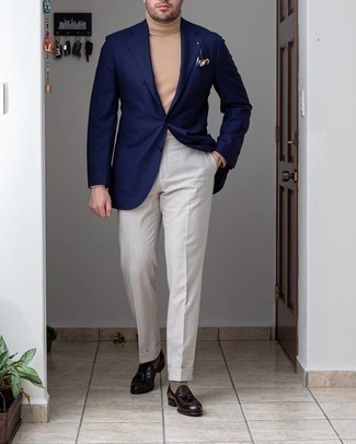 Mehrfarbiges Einstecktuch kombinieren – 405 Herren Outfits: Ein dunkelblaues Sakko und ein mehrfarbiges Einstecktuch sind eine kluge Outfit-Formel für Ihre Sammlung. Dunkelbraune Leder Slipper mit Quasten putzen umgehend selbst den bequemsten Look heraus.