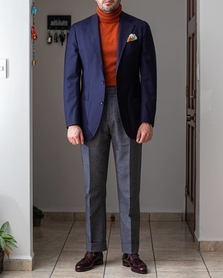 Senf Pullover kombinieren – 5 Elegante Frühling Herren Outfits: Tragen Sie einen senf Pullover und eine dunkelgraue Wollanzughose, um vor Klasse und Perfektion zu strotzen. Fühlen Sie sich ideenreich? Vervollständigen Sie Ihr Outfit mit dunkelroten Leder Derby Schuhen. Dieses Outfit ist perfekt für den Frühling und gefallen uns sehr gut.