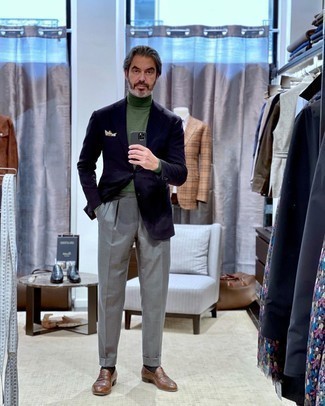 Braune Leder Slipper kombinieren – 1200+ Herren Outfits: Kombinieren Sie ein dunkelblaues Sakko mit einer grauen Anzughose für einen stilvollen, eleganten Look. Dieses Outfit passt hervorragend zusammen mit braunen Leder Slippern.