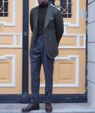 Weißes und schwarzes bedrucktes Einstecktuch kombinieren – 76 Frühling Herren Outfits: Für ein bequemes Couch-Outfit, tragen Sie ein dunkelgrünes Sakko und ein weißes und schwarzes bedrucktes Einstecktuch. Fühlen Sie sich mutig? Entscheiden Sie sich für dunkelbraunen Leder Derby Schuhe. Was für eine tolle Übergangs-Look Idee!