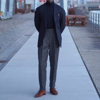 Dunkelblaues Sakko kombinieren – 500+ Herren Outfits: Vereinigen Sie ein dunkelblaues Sakko mit einer dunkelgrauen Anzughose, um vor Klasse und Perfektion zu strotzen. Braune Wildleder Oxford Schuhe sind eine perfekte Wahl, um dieses Outfit zu vervollständigen.