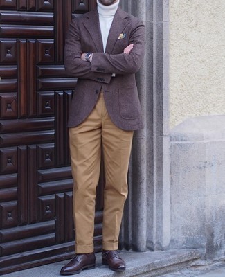 Wie braunes Sakko mit beige Anzughose zu kombinieren – 228 Herren Outfits: Vereinigen Sie ein braunes Sakko mit einer beige Anzughose für einen stilvollen, eleganten Look. Dieses Outfit passt hervorragend zusammen mit dunkelbraunen Leder Derby Schuhen.