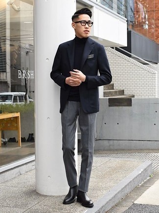 Schwarzen Rollkragenpullover kombinieren – 500+ Herren Outfits: Kombinieren Sie einen schwarzen Rollkragenpullover mit einer grauen Anzughose, um vor Klasse und Perfektion zu strotzen. Schwarze Chelsea Boots aus Leder sind eine ideale Wahl, um dieses Outfit zu vervollständigen.