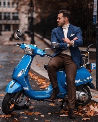 30 Jährige: Blaues Sakko kombinieren – 500+ Smart-Casual Herren Outfits: Tragen Sie ein blaues Sakko und eine braune Anzughose, um vor Klasse und Perfektion zu strotzen. Fühlen Sie sich mutig? Ergänzen Sie Ihr Outfit mit dunkelbraunen Chelsea Boots aus Wildleder.