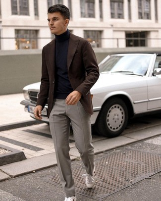 Dunkelbraunes Sakko kombinieren – 500+ Herren Outfits: Kombinieren Sie ein dunkelbraunes Sakko mit einer grauen Anzughose für einen stilvollen, eleganten Look. Fühlen Sie sich ideenreich? Wählen Sie weißen und roten Leder niedrige Sneakers.