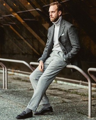 Dunkelgraues Wollsakko kombinieren – 500+ Herren Outfits: Erwägen Sie das Tragen von einem dunkelgrauen Wollsakko und einer grauen Anzughose für einen stilvollen, eleganten Look. Komplettieren Sie Ihr Outfit mit schwarzen Leder Slippern.