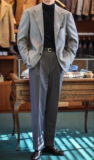 Graue Wollanzughose kombinieren – 500+ Herren Outfits: Erwägen Sie das Tragen von einem grauen vertikal gestreiften Wollsakko und einer grauen Wollanzughose für einen stilvollen, eleganten Look. Machen Sie Ihr Outfit mit dunkelgrauen Leder Oxford Schuhen eleganter.