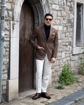 Rotbraune Lederfreizeitstiefel kombinieren – 500+ Herren Outfits warm Wetter: Machen Sie sich mit einem braunen Wollsakko und einer weißen Anzughose einen verfeinerten, eleganten Stil zu Nutze. Fühlen Sie sich mutig? Wählen Sie eine rotbraune Lederfreizeitstiefel.