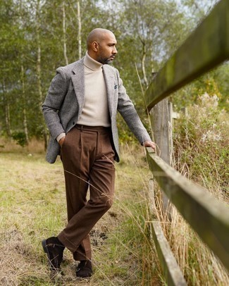 Wolljacke kombinieren – 500+ Herren Outfits: Kombinieren Sie eine Wolljacke mit einer braunen Anzughose für einen stilvollen, eleganten Look. Dunkelbraune Doppelmonks aus Wildleder sind eine gute Wahl, um dieses Outfit zu vervollständigen.