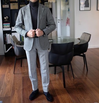 Graues Wollsakko kombinieren – 828+ Herren Outfits: Machen Sie sich mit einem grauen Wollsakko und einer grauen Anzughose einen verfeinerten, eleganten Stil zu Nutze. Schwarze Wildleder Slipper sind eine kluge Wahl, um dieses Outfit zu vervollständigen.