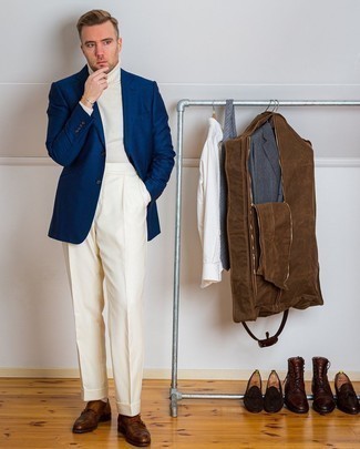 Dunkelblaues Sakko kombinieren – 500+ Herren Outfits: Kombinieren Sie ein dunkelblaues Sakko mit einer weißen Anzughose, um vor Klasse und Perfektion zu strotzen. Dunkelbraune Doppelmonks aus Leder sind eine kluge Wahl, um dieses Outfit zu vervollständigen.