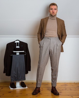 Braunes Sakko mit Hahnentritt-Muster kombinieren – 157 Herren Outfits: Entscheiden Sie sich für ein braunes Sakko mit Hahnentritt-Muster und eine graue Anzughose für eine klassischen und verfeinerte Silhouette. Fühlen Sie sich ideenreich? Vervollständigen Sie Ihr Outfit mit einer dunkelbraunen Lederfreizeitstiefeln.