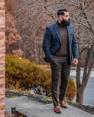 Dunkelbraune Anzughose kombinieren – 500+ Herren Outfits: Geben Sie den bestmöglichen Look ab in einem dunkelblauen Sakko mit Schottenmuster und einer dunkelbraunen Anzughose. Braune Doppelmonks aus Leder sind eine kluge Wahl, um dieses Outfit zu vervollständigen.
