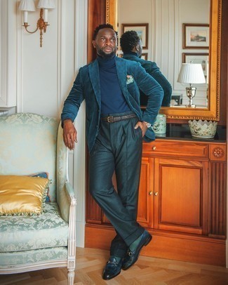 Dunkelgrüne Socken kombinieren – 500+ Herren Outfits: Für ein bequemes Couch-Outfit, tragen Sie ein dunkeltürkises Cordsakko und dunkelgrünen Socken. Machen Sie Ihr Outfit mit dunkelblauen Leder Slippern eleganter.