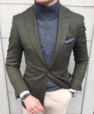 30 Jährige: Dunkelgraues Einstecktuch kombinieren – 118 Smart-Casual Herren Outfits warm Wetter: Entscheiden Sie sich für Komfort in einem olivgrünen Wollsakko und einem dunkelgrauen Einstecktuch.