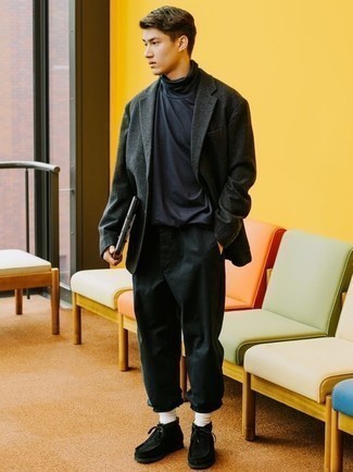 Dunkelgraues Sakko kombinieren – 1200+ Herren Outfits: Entscheiden Sie sich für ein dunkelgraues Sakko und eine schwarze Chinohose für einen für die Arbeit geeigneten Look. Schwarze Chukka-Stiefel aus Wildleder sind eine perfekte Wahl, um dieses Outfit zu vervollständigen.