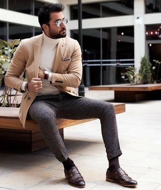 Graues Einstecktuch mit Paisley-Muster kombinieren – 9 Herren Outfits: Entscheiden Sie sich für ein beige Sakko und ein graues Einstecktuch mit Paisley-Muster für einen entspannten Wochenend-Look. Fühlen Sie sich ideenreich? Vervollständigen Sie Ihr Outfit mit dunkelbraunen Leder Slippern mit Fransen.