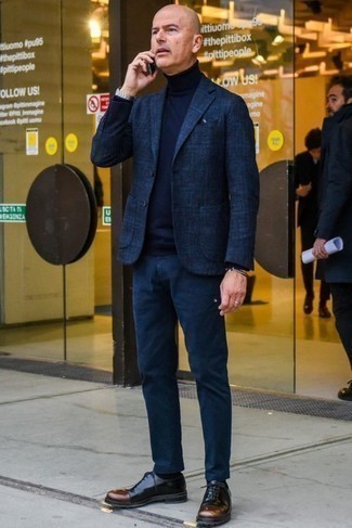 40 Jährige: Dunkelblauen Rollkragenpullover kombinieren – 29 Smart-Casual Herren Outfits warm Wetter: Vereinigen Sie einen dunkelblauen Rollkragenpullover mit einer dunkelblauen Chinohose für ein großartiges Wochenend-Outfit. Machen Sie Ihr Outfit mit schwarzen Leder Oxford Schuhen eleganter.