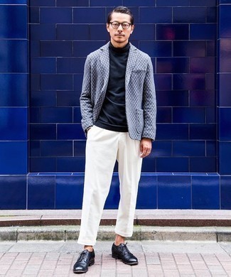30 Jährige: Hellblaues bedrucktes Sakko kombinieren – 1 Herren Outfits: Kombinieren Sie ein hellblaues bedrucktes Sakko mit einer weißen Chinohose für Drinks nach der Arbeit. Machen Sie Ihr Outfit mit schwarzen Leder Derby Schuhen eleganter.