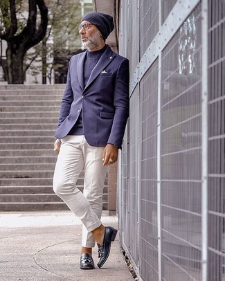 50 Jährige: Welche Slipper mit Quasten mit dunkelblauen Sakkos zu tragen – 23 Smart-Casual Herren Outfits: Entscheiden Sie sich für ein dunkelblaues Sakko und eine weiße Chinohose für einen für die Arbeit geeigneten Look. Wählen Sie Slipper mit Quasten, um Ihr Modebewusstsein zu zeigen.