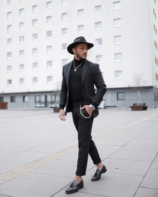 Wie graues Sakko mit schwarzer Hose zu kombinieren – 269 Smart-Casual Herren Outfits: Die Paarung aus einem grauen Sakko und einer schwarzen Hose ist eine großartige Wahl für einen Tag im Büro. Fühlen Sie sich mutig? Wählen Sie schwarzen Leder Slipper mit Quasten.