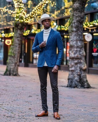 Blaues Wollsakko kombinieren – 399 Herren Outfits: Erwägen Sie das Tragen von einem blauen Wollsakko und einer dunkelbraunen Chinohose, um einen modischen Freizeitlook zu kreieren. Putzen Sie Ihr Outfit mit rotbraunen Chelsea Boots aus Leder.