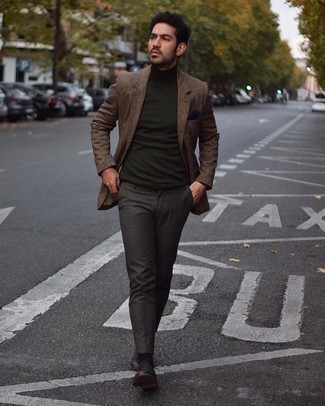 30 Jährige: Rotbraune Jacke kombinieren – 500+ Smart-Casual Herbst Herren Outfits: Entscheiden Sie sich für eine rotbraune Jacke und eine dunkelbraune Chinohose für einen für die Arbeit geeigneten Look. Fühlen Sie sich ideenreich? Komplettieren Sie Ihr Outfit mit dunkelbraunen Leder Oxford Schuhen. Der Look ist der pure Herbst.