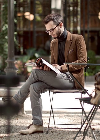 Rotbraunes Sakko kombinieren – 1200+ Herren Outfits: Vereinigen Sie ein rotbraunes Sakko mit einer grauen Chinohose für Ihren Bürojob. Hellbeige Leder Oxford Schuhe bringen Eleganz zu einem ansonsten schlichten Look.