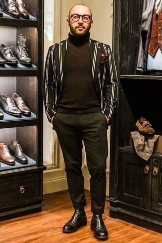 Braunes Einstecktuch kombinieren – 763+ Herren Outfits: Für ein bequemes Couch-Outfit, kombinieren Sie ein schwarzes und weißes vertikal gestreiftes Sakko mit einem braunen Einstecktuch. Schalten Sie Ihren Kleidungsbestienmodus an und machen schwarzen Chelsea Boots aus Leder zu Ihrer Schuhwerkwahl.