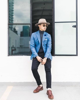Hellbeige Wollhut kombinieren – 404 Herren Outfits: Entscheiden Sie sich für ein blaues Sakko und einen hellbeige Wollhut für einen entspannten Wochenend-Look. Entscheiden Sie sich für braunen Monks aus Leder, um Ihr Modebewusstsein zu zeigen.
