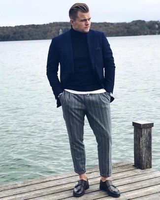 Blaues Sakko kombinieren – 500+ Smart-Casual Herren Outfits: Kombinieren Sie ein blaues Sakko mit einer grauen vertikal gestreiften Chinohose, wenn Sie einen gepflegten und stylischen Look wollen. Machen Sie Ihr Outfit mit schwarzen Doppelmonks aus Leder eleganter.