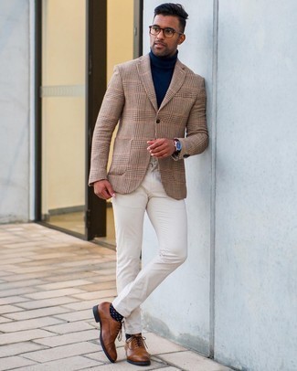 Braune Leder Oxford Schuhe kombinieren – 500+ Herren Outfits: Kombinieren Sie ein beige Sakko mit Hahnentritt-Muster mit einer weißen Chinohose, wenn Sie einen gepflegten und stylischen Look wollen. Ergänzen Sie Ihr Outfit mit braunen Leder Oxford Schuhen, um Ihr Modebewusstsein zu zeigen.