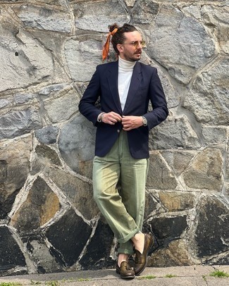 Olivgrüne Leder Slipper kombinieren – 70 Herren Outfits: Tragen Sie ein dunkelblaues Sakko und eine olivgrüne Chinohose, um einen eleganten, aber nicht zu festlichen Look zu kreieren. Fühlen Sie sich ideenreich? Wählen Sie olivgrünen Leder Slipper.