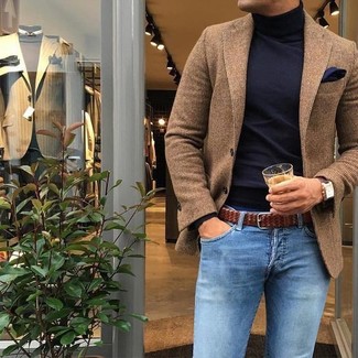 Welche enge Jeans mit braunen Sakkos zu tragen – 7 Frühling Herren Outfits: Arbeitsreiche Tage verlangen nach einem einfachen, aber dennoch stylischen Outfit, wie zum Beispiel ein braunes Sakko und enge Jeans. So ist das Outfit vollkommen übergangstauglich.