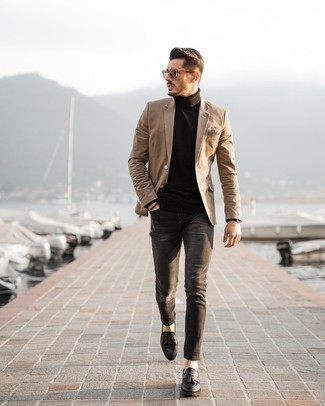 Hellbeige Einstecktuch kombinieren – 500+ Herren Outfits: Vereinigen Sie ein beige Sakko mit einem hellbeige Einstecktuch für einen entspannten Wochenend-Look. Fühlen Sie sich mutig? Wählen Sie schwarzen Leder Slipper mit Quasten.