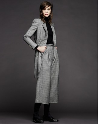 Hosenrock kombinieren – 238 Damen Outfits: Sie möchten den modischen Casual-Stil perfektionieren? Vereinigen Sie ein graues Sakko mit Schottenmuster mit einem Hosenrock. Machen Sie Ihr Outfit mit schwarzen Leder Slippern eleganter.