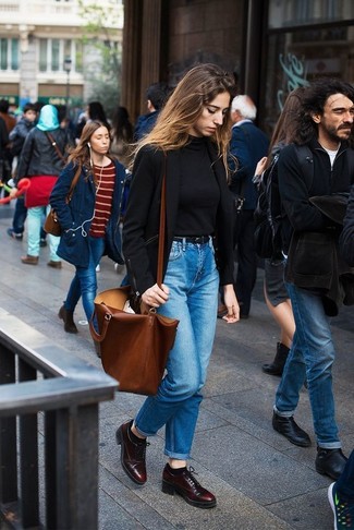 Dunkelrote Leder Oxford Schuhe kombinieren – 9 Damen Outfits: Tragen Sie ein schwarzes Sakko zu blauen Jeans, um einen aufregenden Alltags-Look zu schaffen. Fühlen Sie sich ideenreich? Entscheiden Sie sich für dunkelroten Leder Oxford Schuhe.