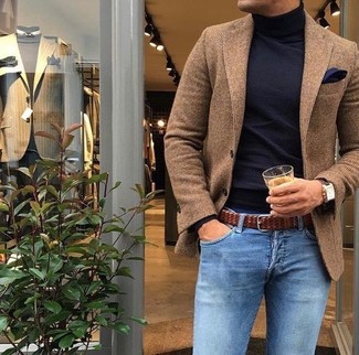 30 Jährige: Dunkelbraunes Wollsakko kombinieren – 500+ Herren Outfits: Vereinigen Sie ein dunkelbraunes Wollsakko mit hellblauen Jeans für Drinks nach der Arbeit.