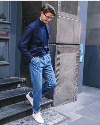 Welche Sakkos mit blauer Jeans zu tragen – 206 Smart-Casual Frühling Herren Outfits: Entscheiden Sie sich für ein Sakko und blauen Jeans, um einen eleganten, aber nicht zu festlichen Look zu kreieren. Suchen Sie nach leichtem Schuhwerk? Wählen Sie weißen niedrige Sneakers für den Tag. Ein perfekt passender Look für den Frühling, oder?