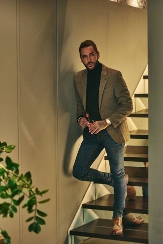 30 Jährige: Rotbraunes Sakko kombinieren – 500+ Smart-Casual Herren Outfits warm Wetter: Vereinigen Sie ein rotbraunes Sakko mit blauen Jeans, wenn Sie einen gepflegten und stylischen Look wollen. Fühlen Sie sich mutig? Entscheiden Sie sich für braunen Leder Brogues.