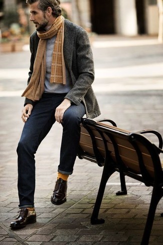 Hellviolette Derby Schuhe kombinieren – 54 Herren Outfits: Entscheiden Sie sich für ein dunkelgraues Sakko und dunkelblauen Jeans, um einen modischen Freizeitlook zu kreieren. Ergänzen Sie Ihr Outfit mit hellvioletten Derby Schuhen, um Ihr Modebewusstsein zu zeigen.