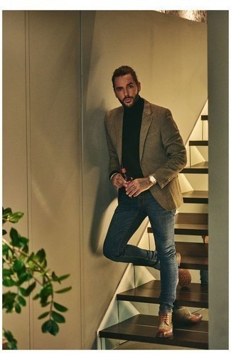 Braune Brogue Stiefel kombinieren – 268 Herren Outfits: Vereinigen Sie ein braunes Sakko mit dunkelblauen Jeans, um einen eleganten, aber nicht zu festlichen Look zu kreieren. Fühlen Sie sich ideenreich? Komplettieren Sie Ihr Outfit mit braunen Brogue Stiefeln.
