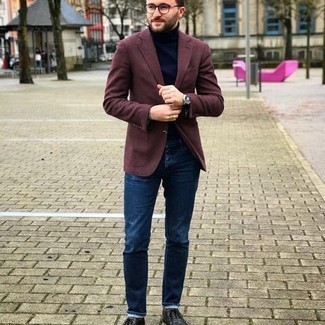 30 Jährige: Wie blaue Jeans mit schwarzer Leder Oxford Schuhe zu kombinieren – 16 Smart-Casual Herren Outfits warm Wetter: Vereinigen Sie ein dunkelrotes Sakko mit blauen Jeans für Ihren Bürojob. Wählen Sie schwarzen Leder Oxford Schuhe, um Ihr Modebewusstsein zu zeigen.