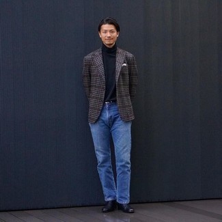 Dunkelbraunes Sakko kombinieren – 500+ Herren Outfits: Entscheiden Sie sich für ein dunkelbraunes Sakko und blauen Jeans für ein großartiges Wochenend-Outfit. Fühlen Sie sich mutig? Vervollständigen Sie Ihr Outfit mit schwarzen Chelsea Boots aus Leder.