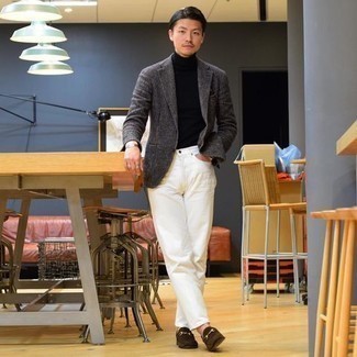 Graues Sakko kombinieren – 405 Frühling Herren Outfits: Paaren Sie ein graues Sakko mit weißen Jeans für Ihren Bürojob. Entscheiden Sie sich für dunkelbraunen Wildleder Slipper, um Ihr Modebewusstsein zu zeigen. Dieser Look eignet sich sehr gut für den Frühling.
