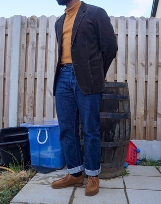 Schwarzes Cordsakko kombinieren – 15 Herren Outfits: Kombinieren Sie ein schwarzes Cordsakko mit dunkelblauen Jeans für einen für die Arbeit geeigneten Look. Braune Chukka-Stiefel aus Wildleder sind eine perfekte Wahl, um dieses Outfit zu vervollständigen.