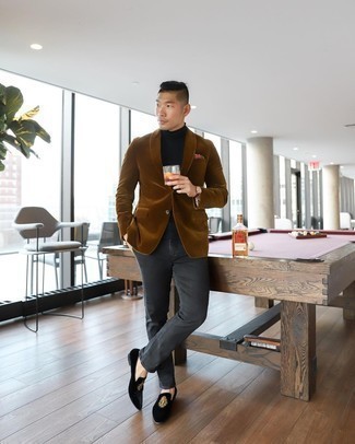 30 Jährige: Rotbraune Jacke kombinieren – 500+ Smart-Casual Herren Outfits warm Wetter: Kombinieren Sie eine rotbraune Jacke mit dunkelgrauen Jeans, um einen eleganten, aber nicht zu festlichen Look zu kreieren. Fühlen Sie sich mutig? Wählen Sie schwarzen bestickten Samt Slipper.